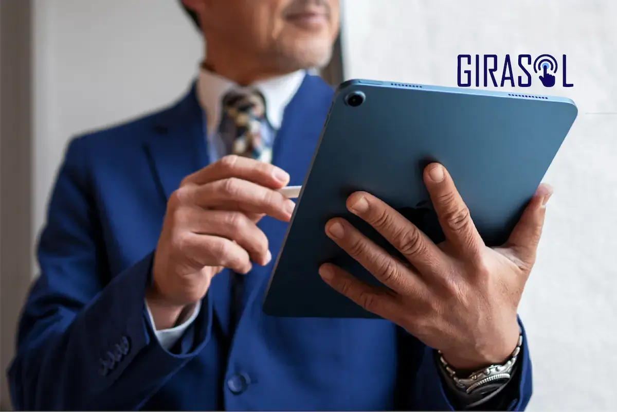 Empresario peruano firmando documentos digitales en laptop con certificado Girasol PE