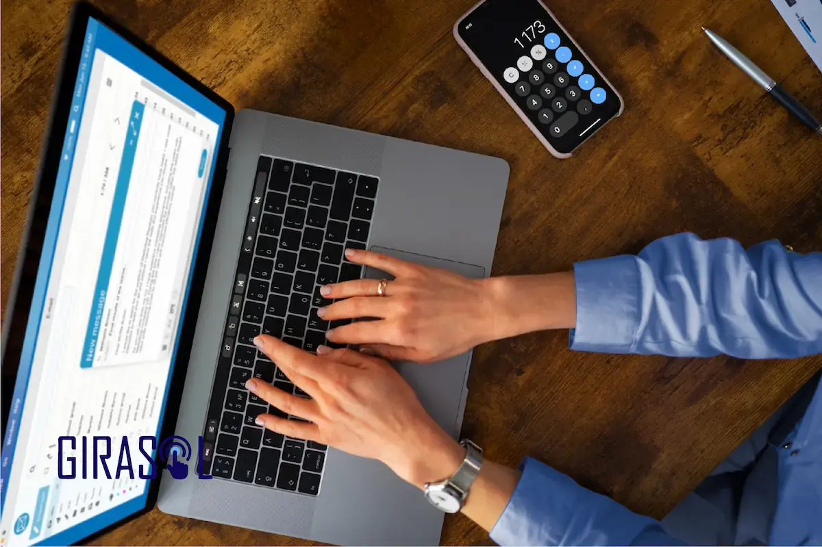 Empresarios peruanos usando firma digital en tablet para contratos y RRHH