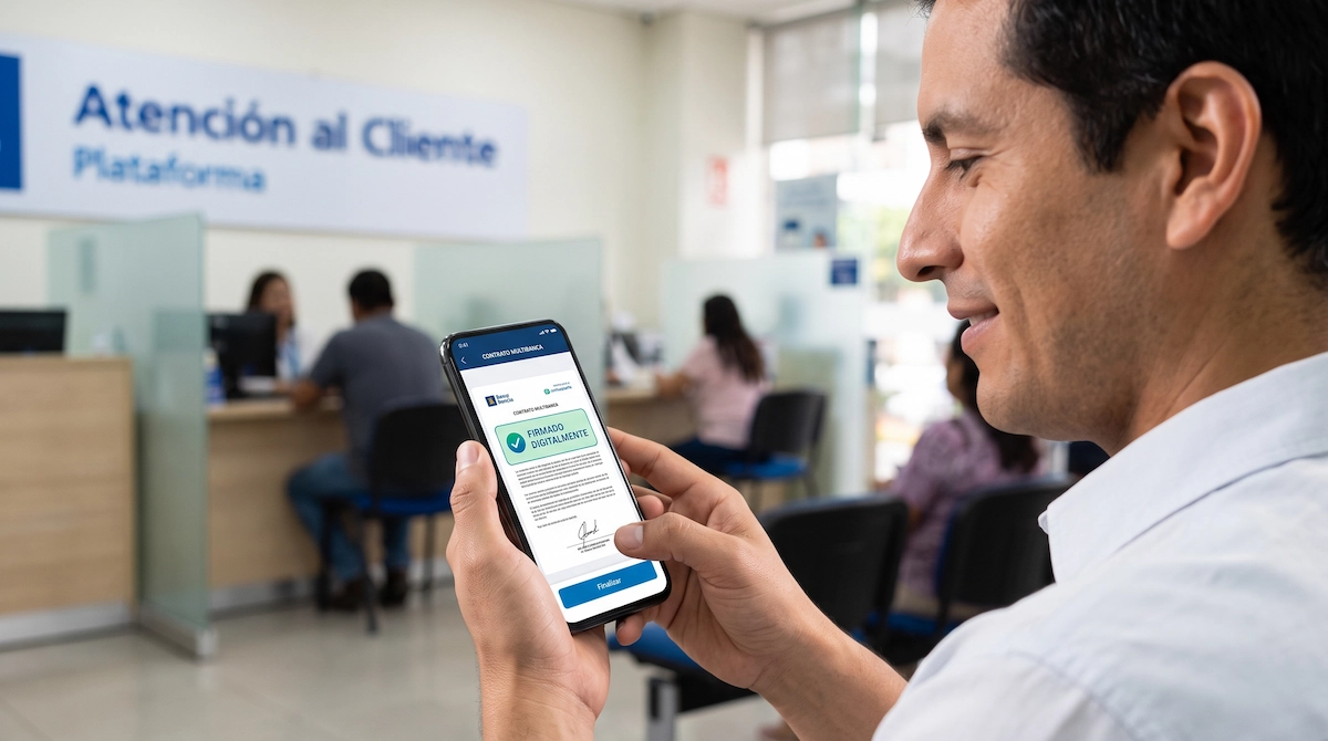 Cliente de un banco firmando un contrato desde su celular con un certificado digital
